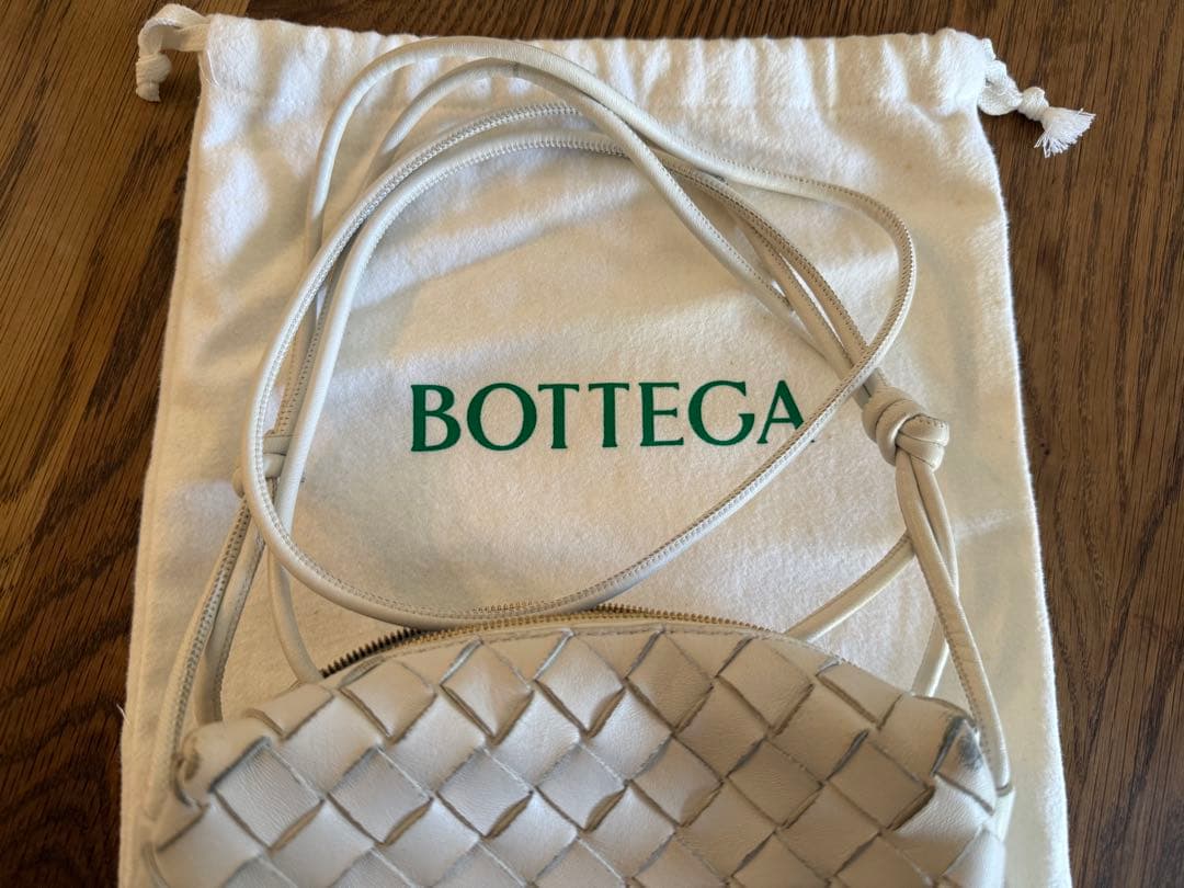 Bottega Venetaミニ ループ カメラバッグ　白