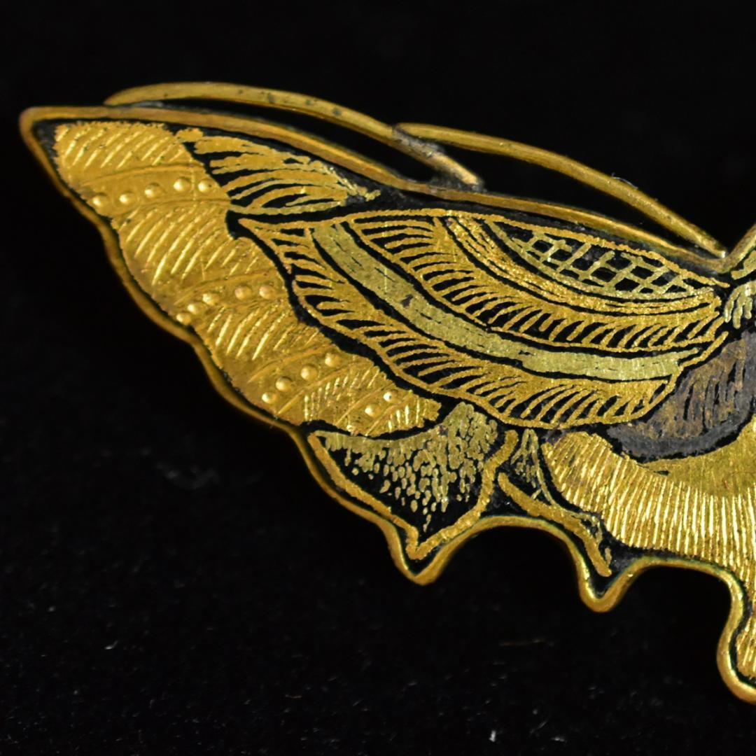 日本のアンティーク 江戸後期～明治期 金銀象嵌細工 蝶々のブローチ 在銘