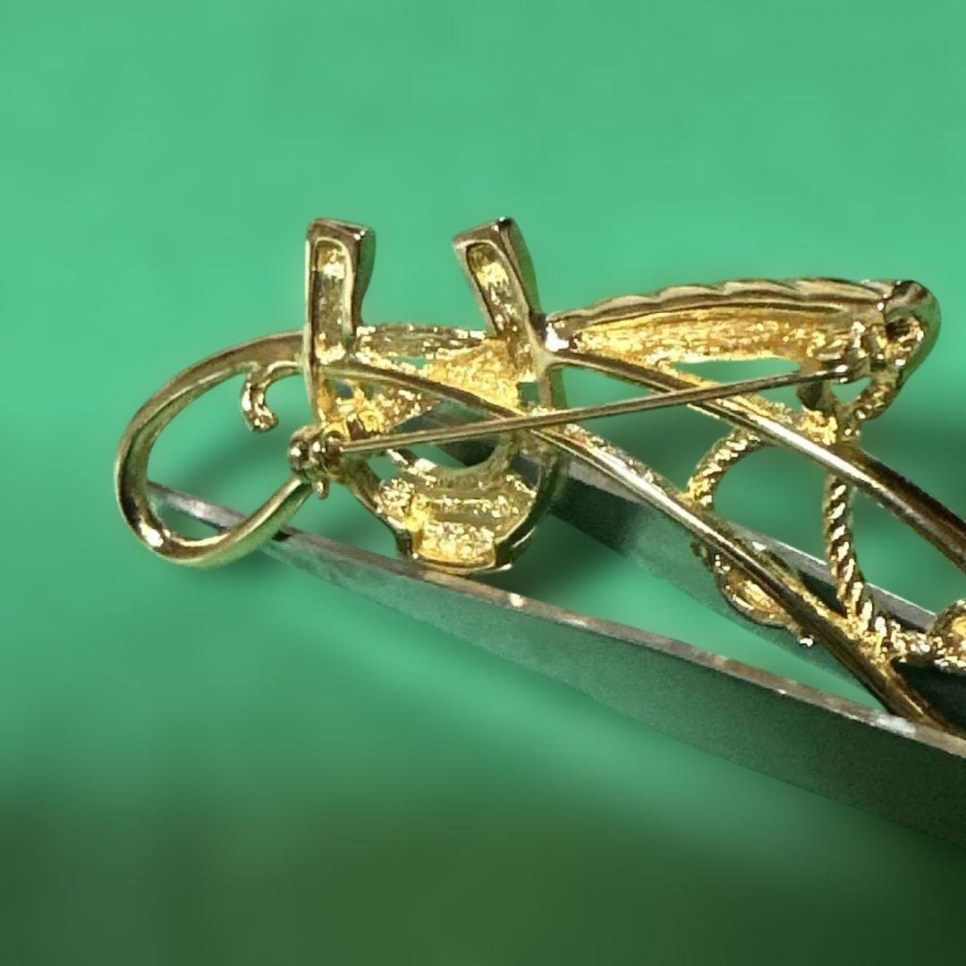 BURBERRY ゴールドブローチ