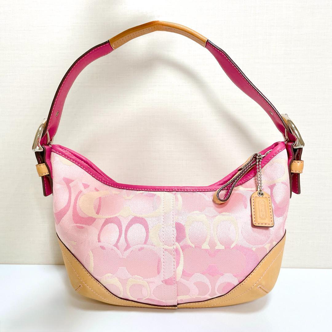 ときめきを運ぶ大人のピンク✨COACH オプティック シグネチャー ホーボー