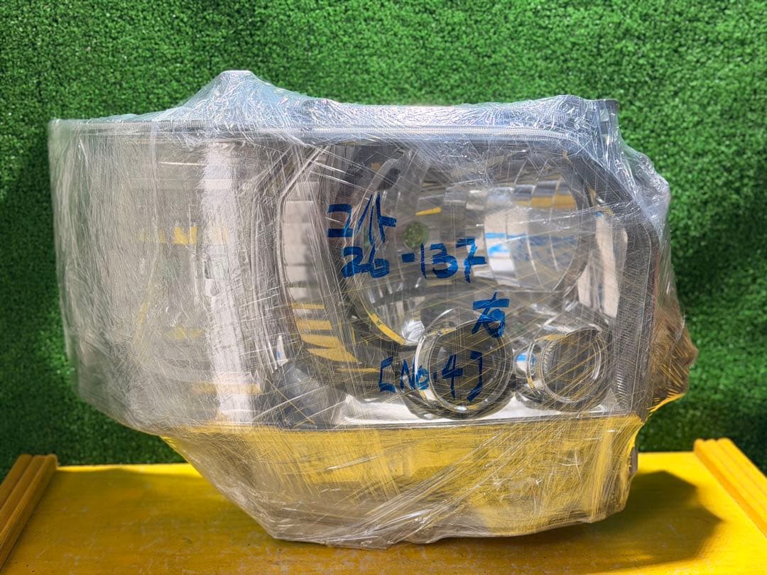 トヨタ 200系ハイエース 後期LED ヘッドライト KOITO 26-137右