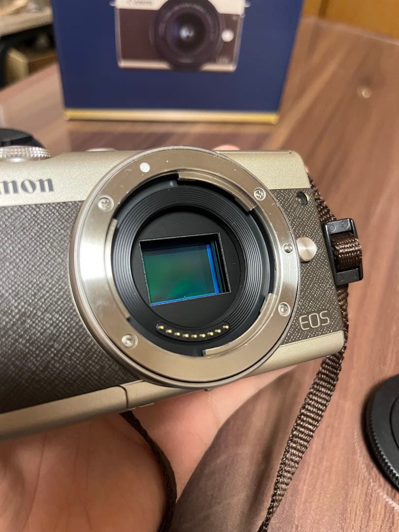 \"限定5,000台モデル\"Canon EOS M200 リミテッドゴールドキット