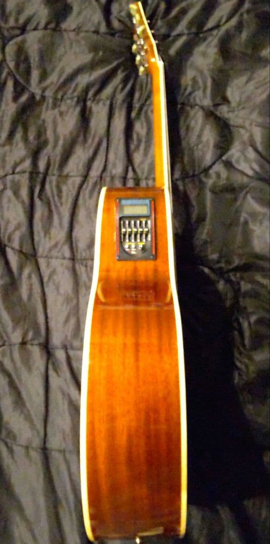 アコースティックギターJ200風カスタムしてます。