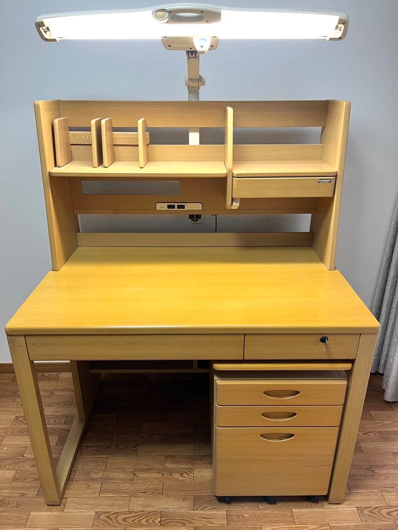 【直接取りに来れる方】木製学習机 デスクライト付き　ヒカリサンデスク