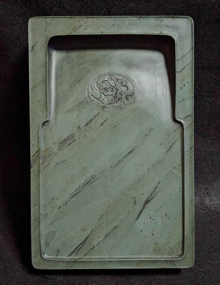 【五台山緑石の門字抄手硯】◆約8.6吋◆群微点状波紋の潤緑美石◆神獣文◆唐木塗箱