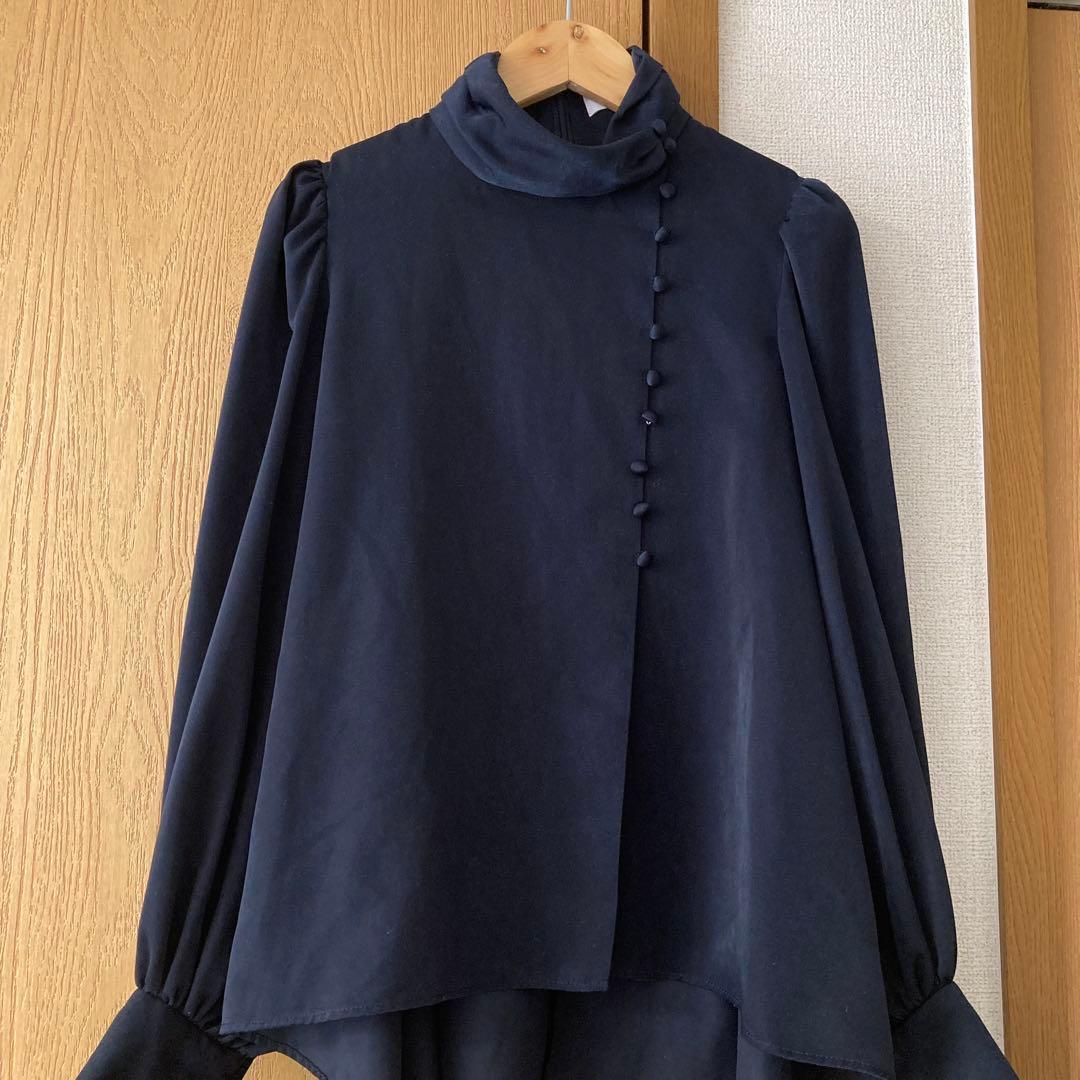 Audire ブラウス　ネイビー　ボタン