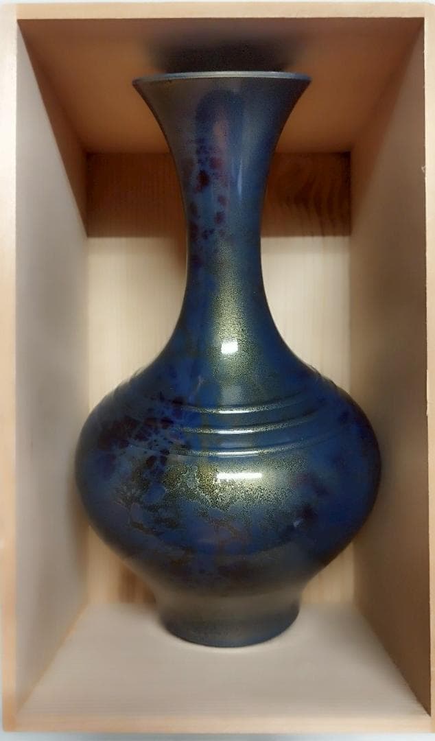 青金色の漆器花瓶