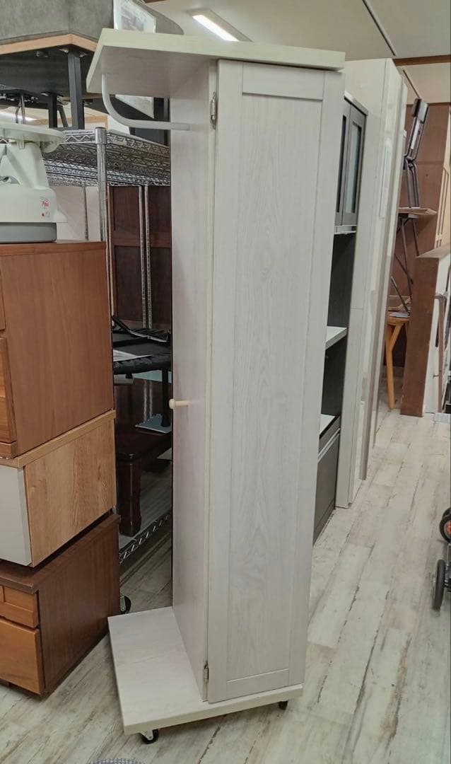 北九州市福岡市限定　ミラー付きキャビネット　衣類収納　キャスター付きで移動可能