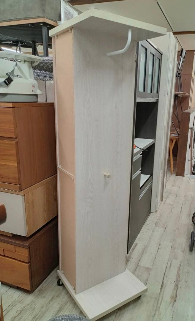 北九州市福岡市限定　ミラー付きキャビネット　衣類収納　キャスター付きで移動可能