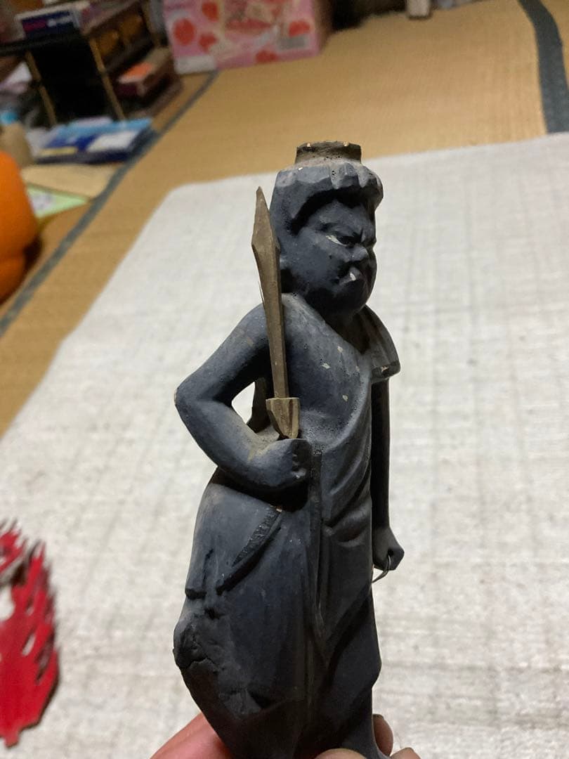 年代不明？／不動明王立像・木製。高さ／17センチ。【分離出来ます。年代物】。