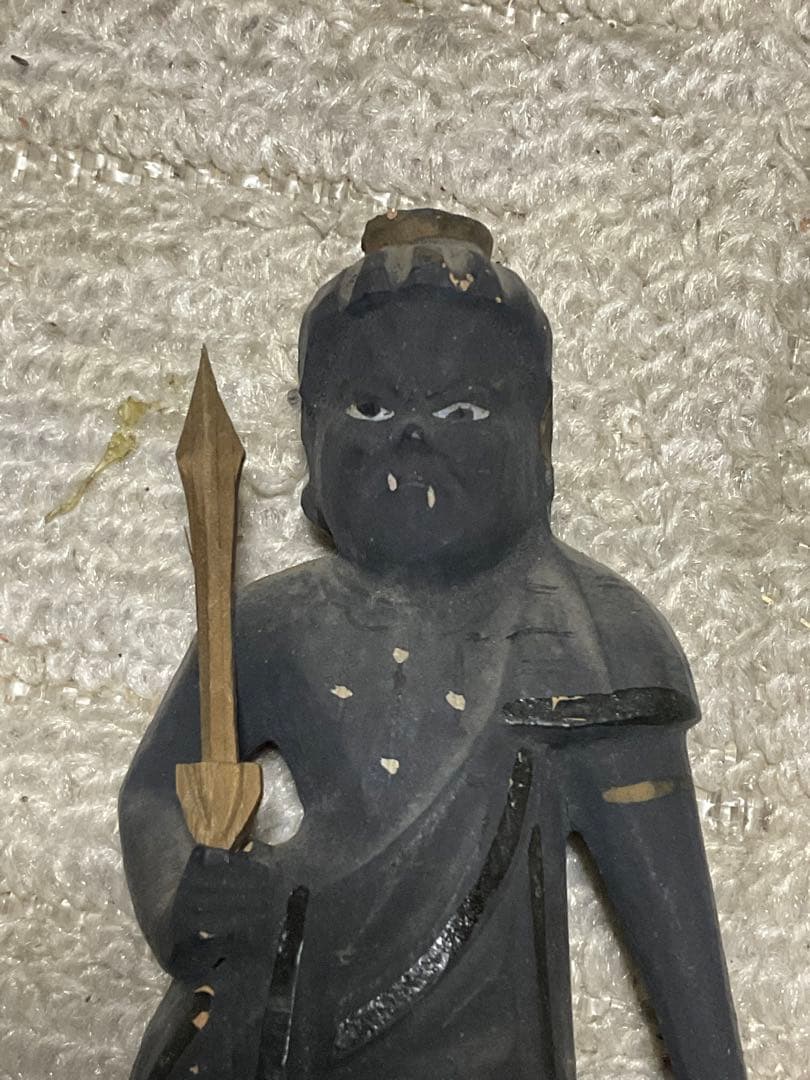 年代不明？／不動明王立像・木製。高さ／17センチ。【分離出来ます。年代物】。