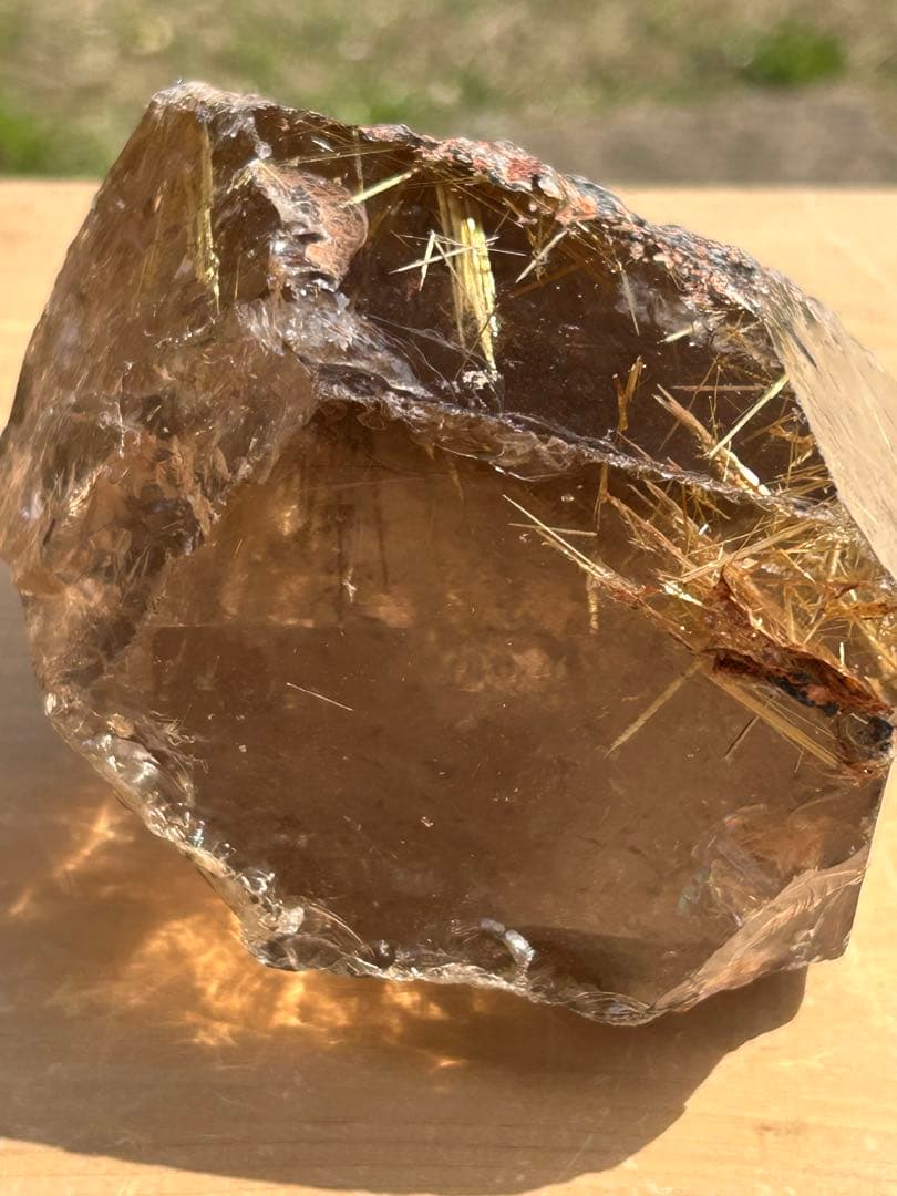 スモーキー太陽ルチルクォーツ天然石レインボー入　西に金運を