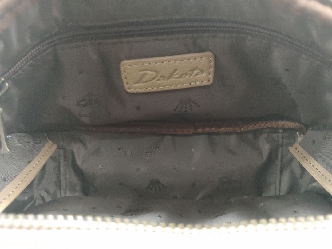 Dakota スクエア型　お財布ポシェット　アミューズ　オーク　ショルダーバッグ