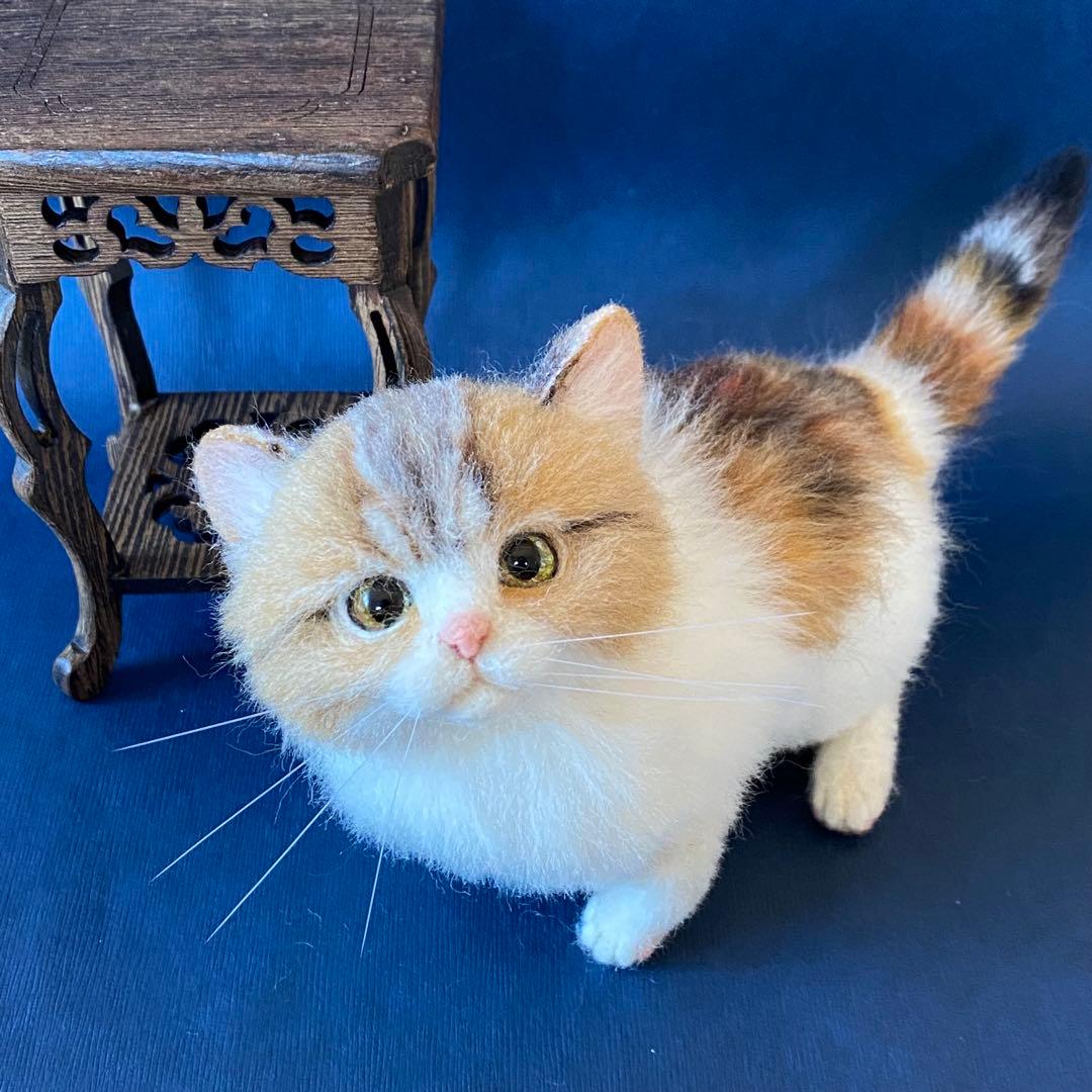 羊毛フェルト猫　全身　リアル可愛い三毛のマンチカン