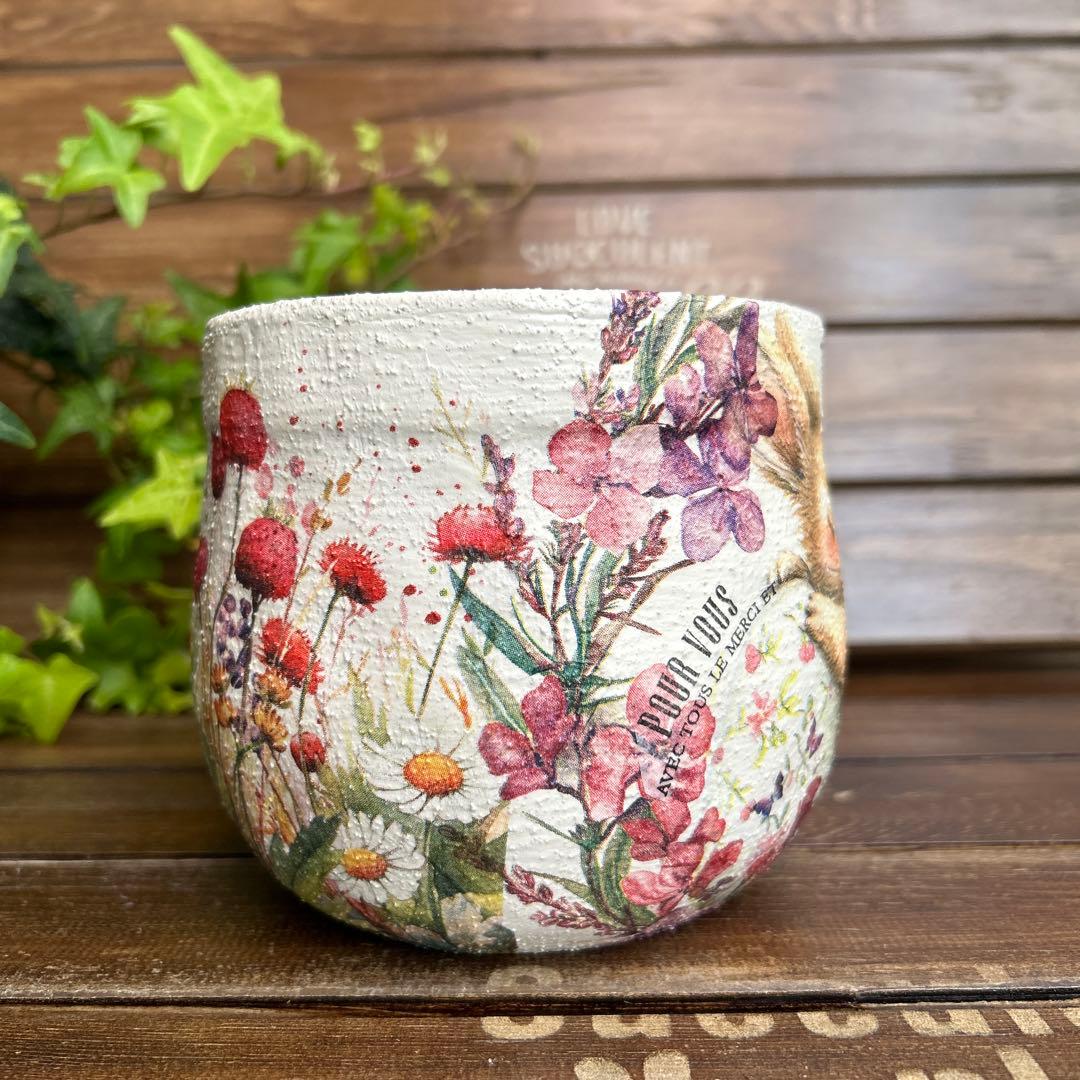 おみつさまリメイク鉢4号ふっくら丸鉢 ピンクのお花リースで白色たまごのうさぎさん