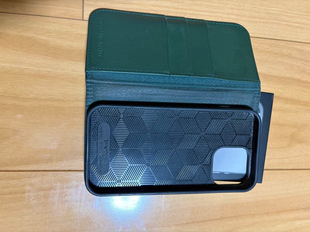 Apple iPhone 13 Pro Max 本体と手帳ケース