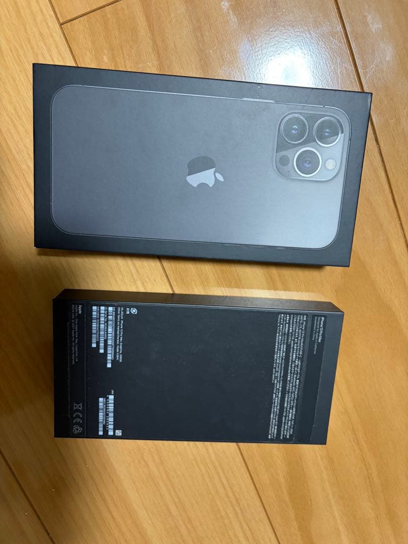 Apple iPhone 13 Pro Max 本体と手帳ケース