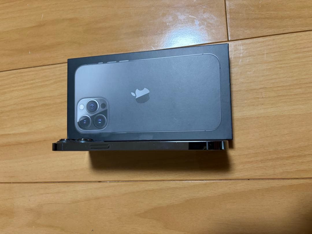 Apple iPhone 13 Pro Max 本体と手帳ケース