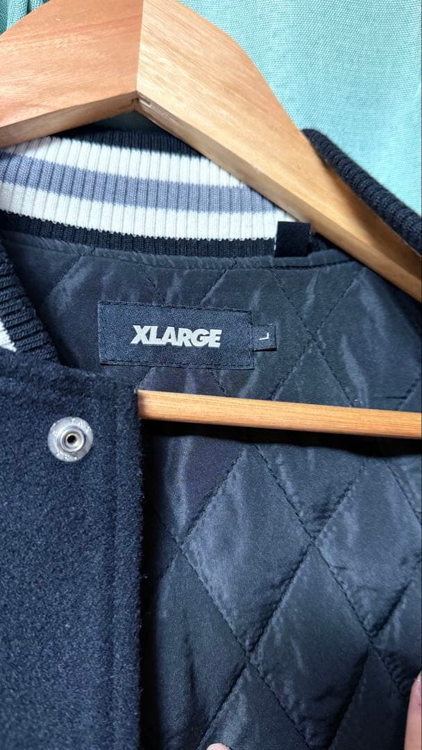 XLARGE スタジャン 黒/白刺繍ロゴ