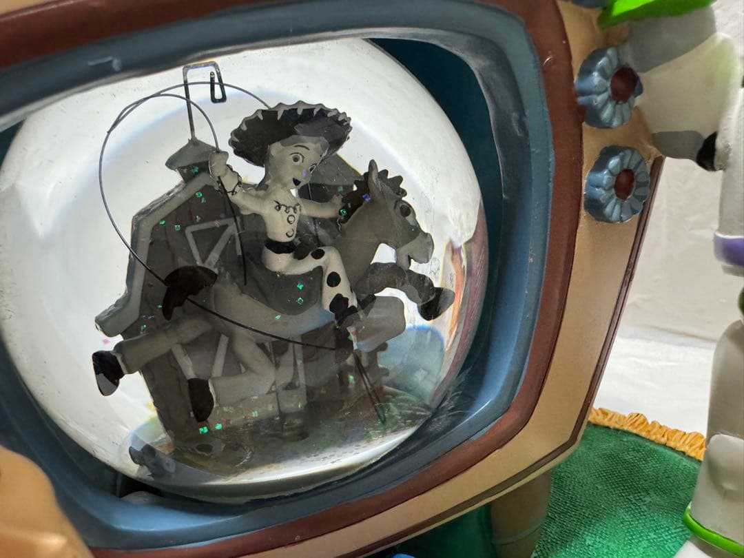 ディズニーストア トイストーリー2 TV型 オルゴール付きスノーグローブ