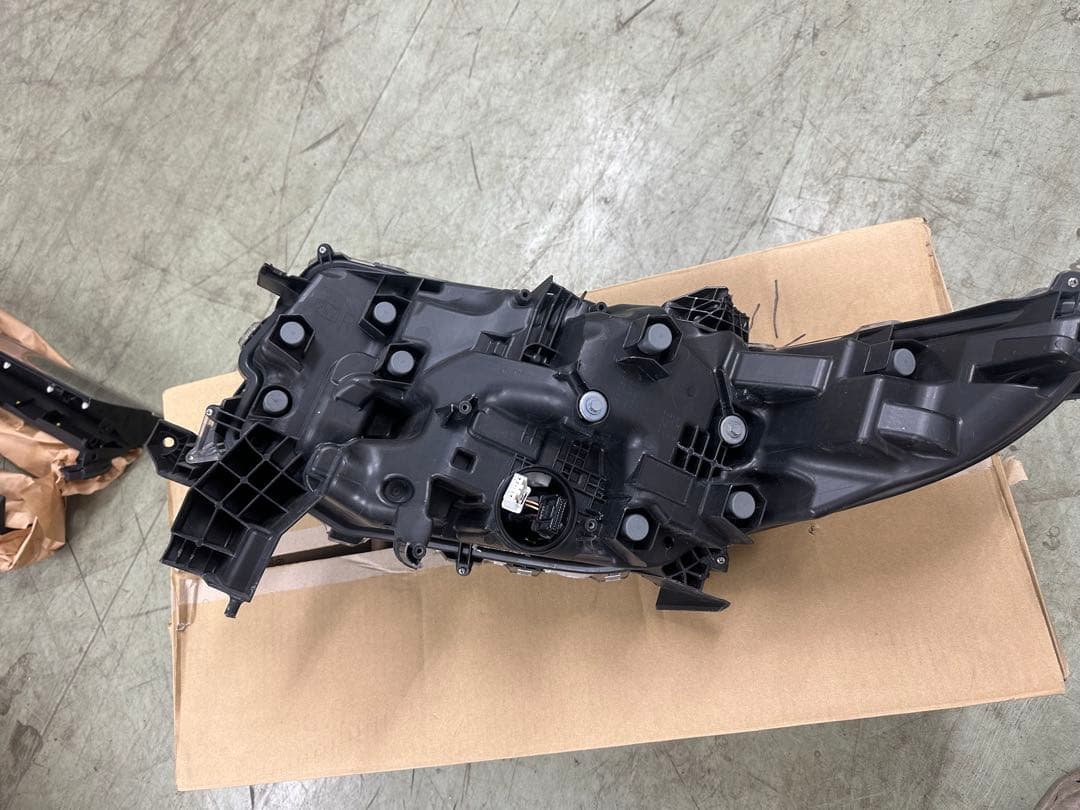 30アルファード 後期　ヘッドライト右　後期　3眼