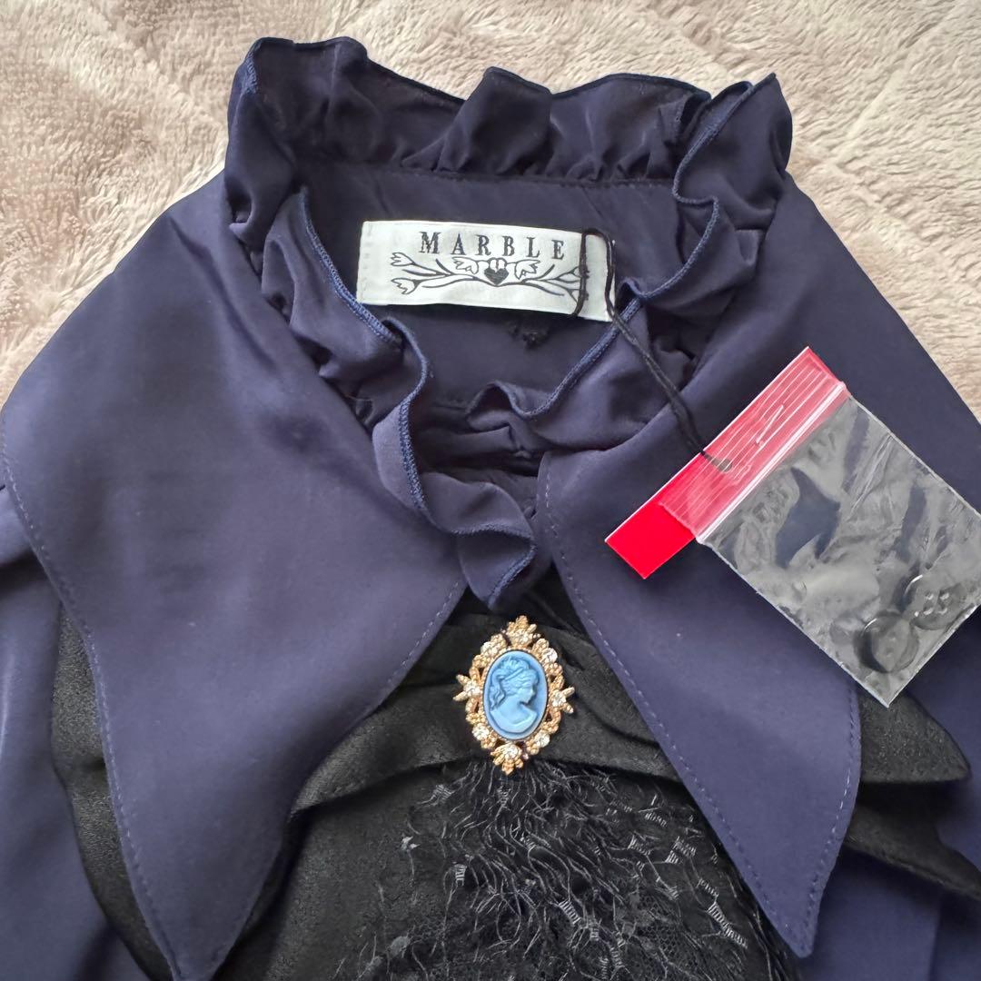 値下【新品未使用】MARBLE ジャボタイ付き 姫袖ブラウス 濃紺×黒レース
