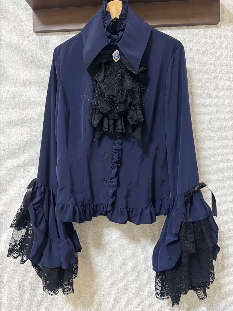 値下【新品未使用】MARBLE ジャボタイ付き 姫袖ブラウス 濃紺×黒レース