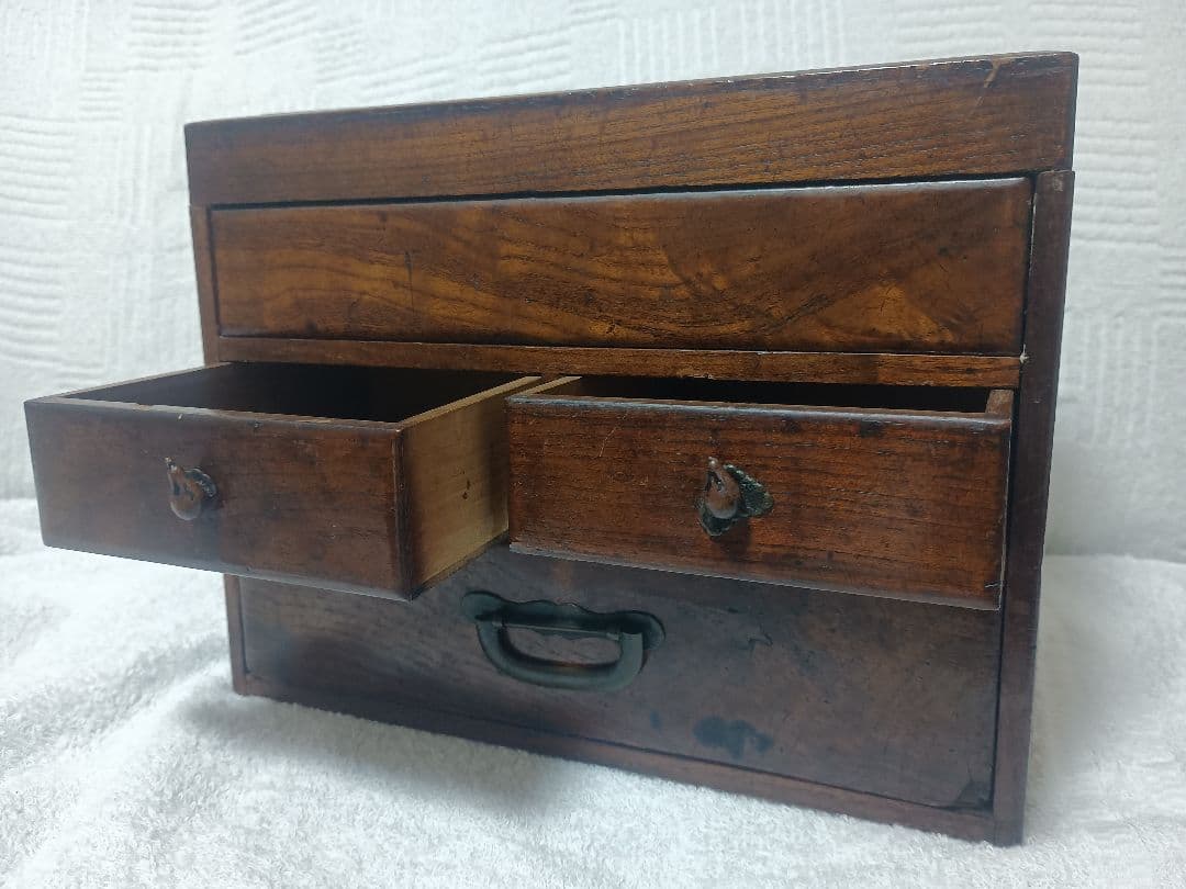 唐木の時代物箪笥(硯箱) 上の引き出右左押て出ます とても可愛ナスのすまみ付