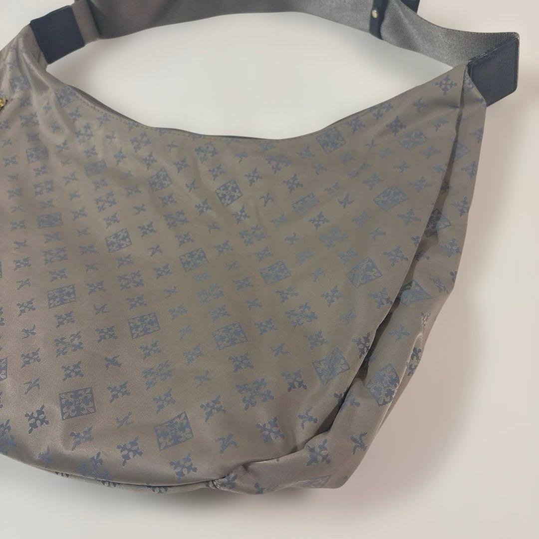 ほぼ未使用ラシット A4入るラウンドビッグショルダーバッグ　金具ゴールド