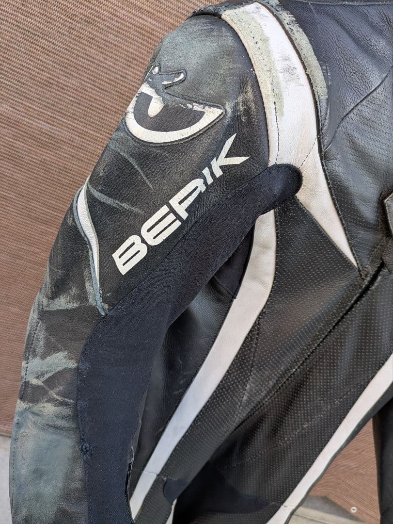 なべライダー様BERIK 2.0 ブラック/ホワイト革ツナギ