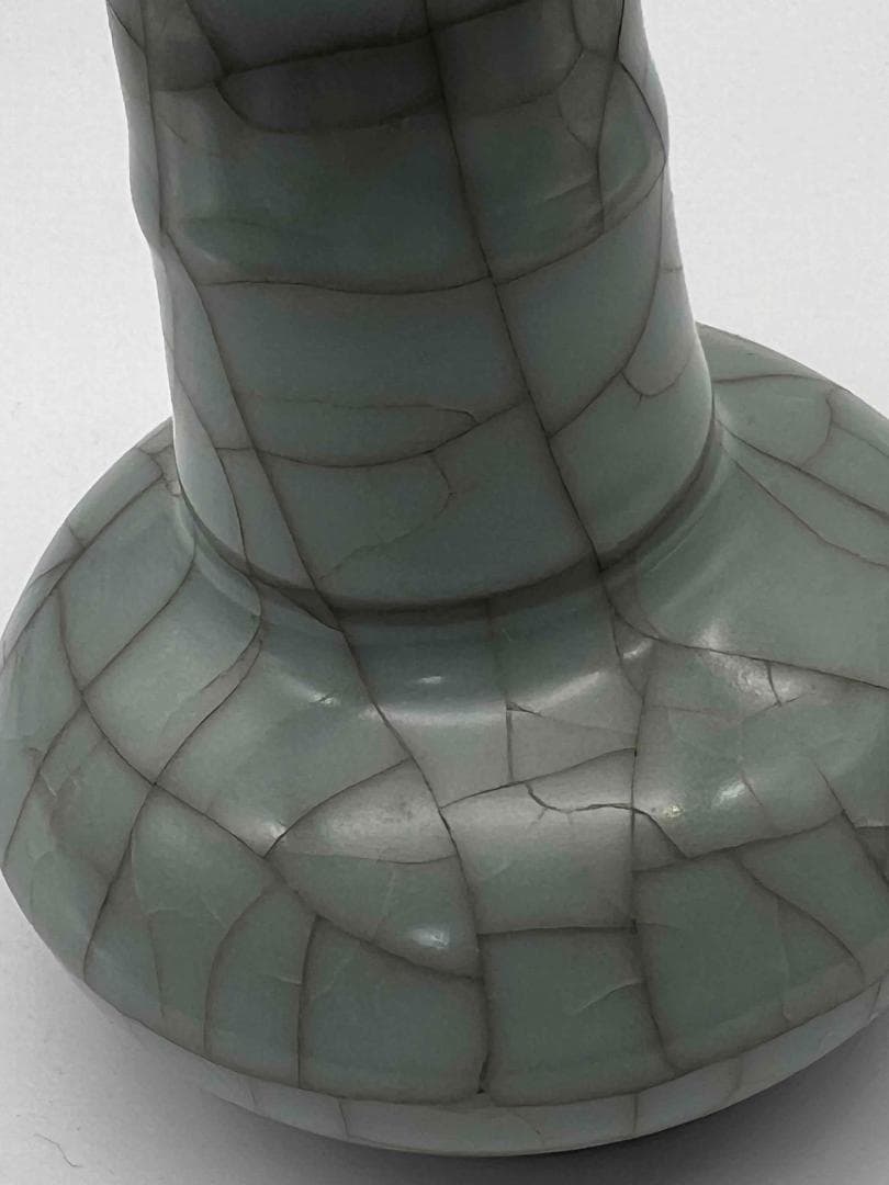 南宋時代　青磁　官窯　郊壇官窯　汝官窯 包金氷裂紋 弦文盤口瓶(F-81)