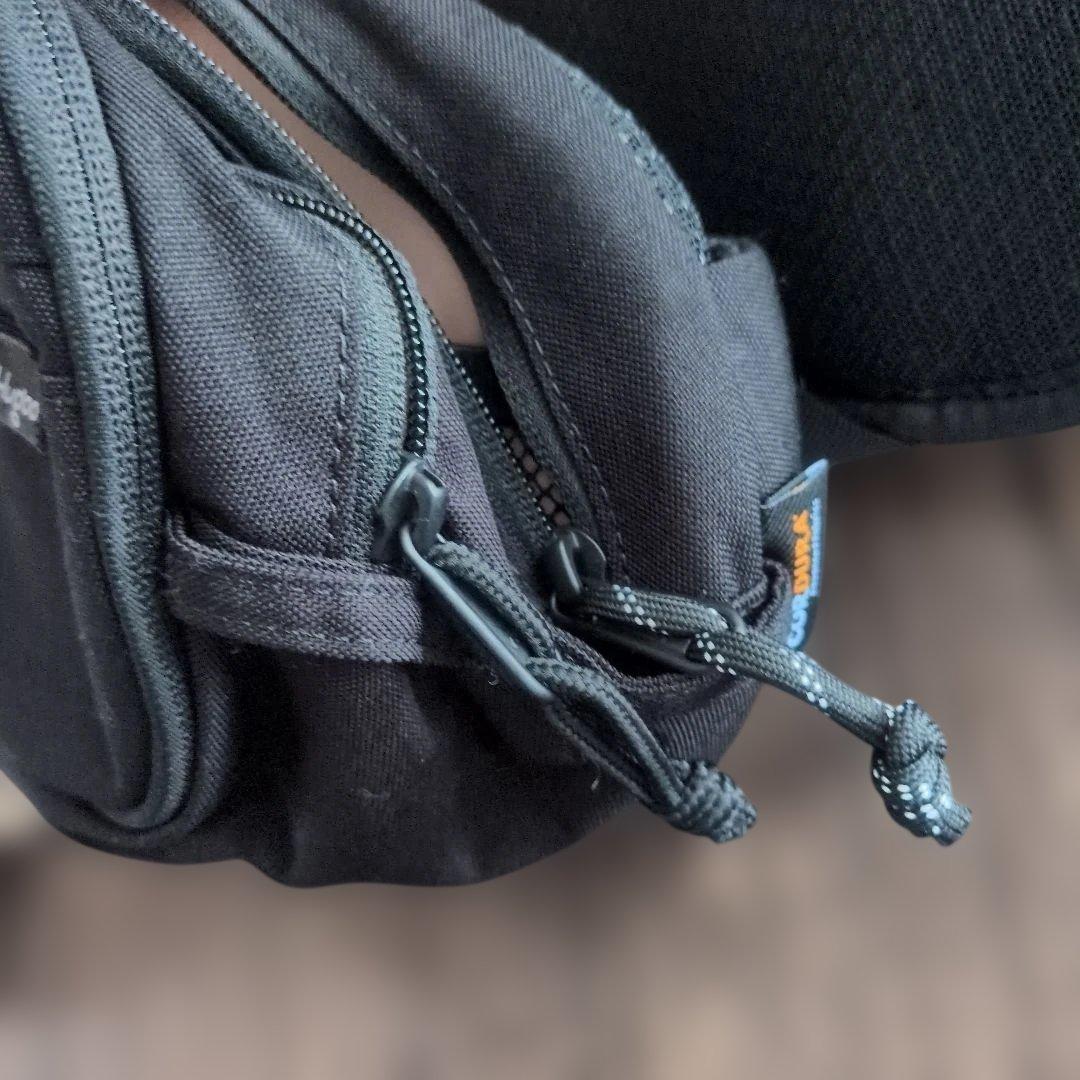 新型　ハグー Hugoo ヒップシート 抱っこ紐 　ブラック×ベージュ