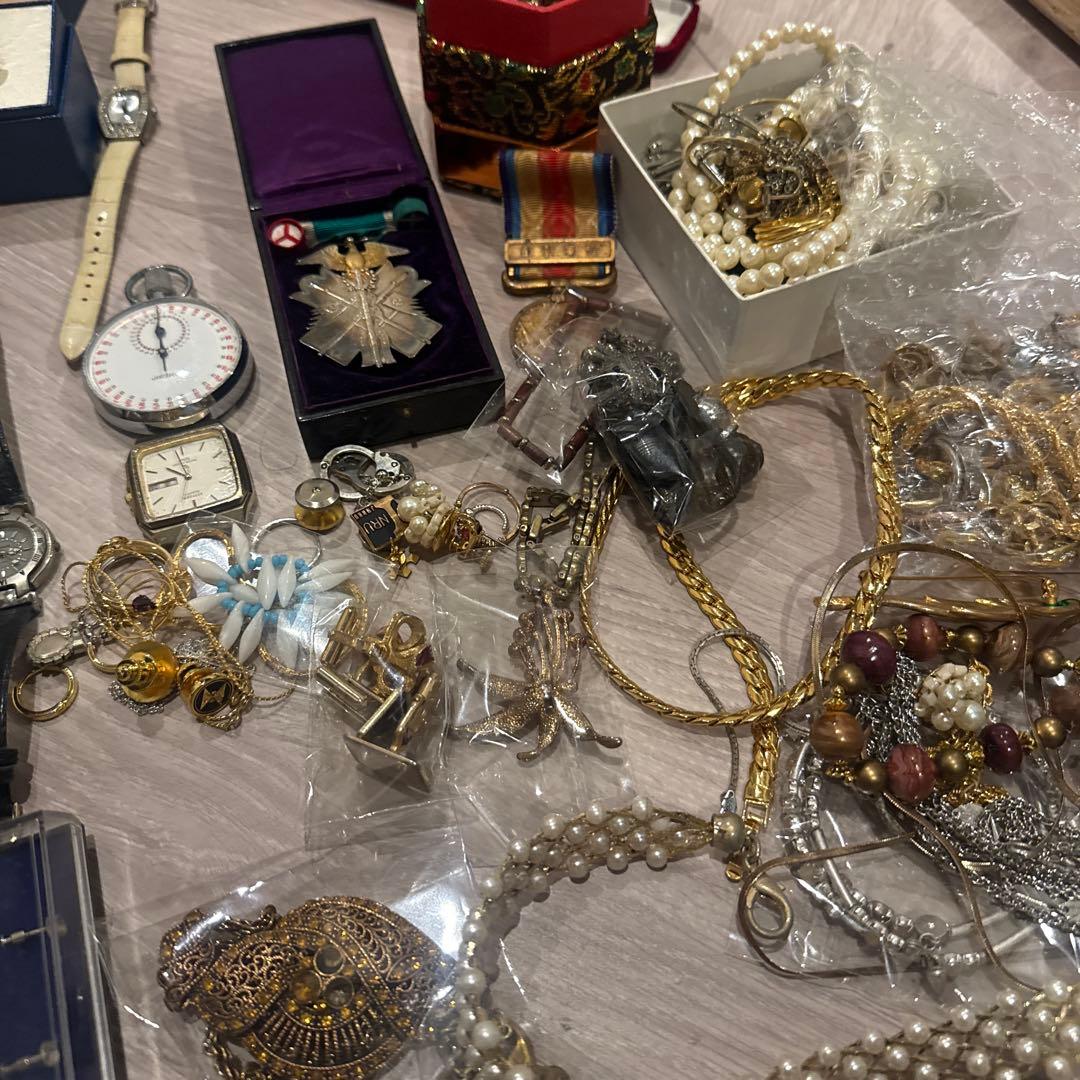 遺品整理、時計、アクセサリー、勲章など