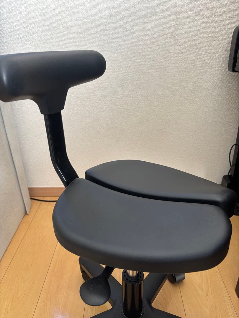 アーユルチェア骨盤矯正　キャスター付き　ブラック