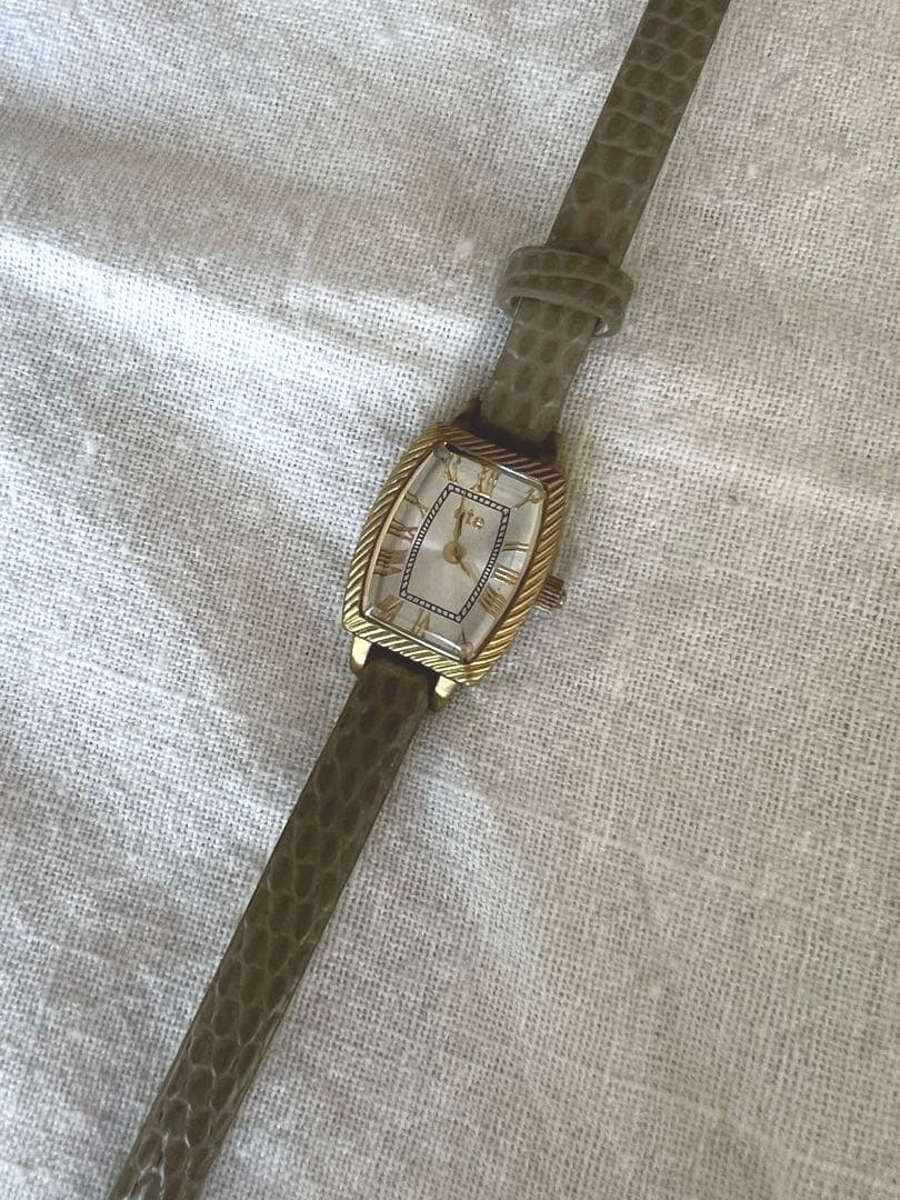 【美品】ete腕時計　トノー 1pダイヤエンボスレザーベルトレディース腕時計