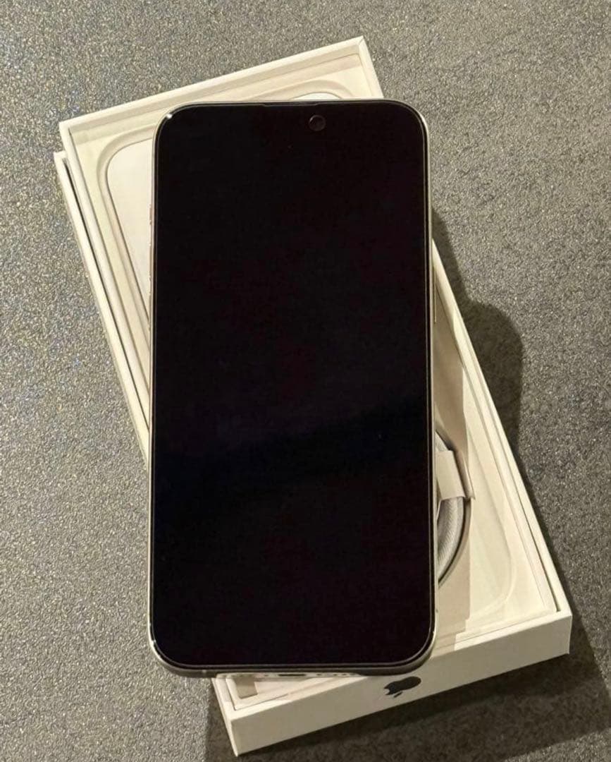 iPhone15ProMax256GBナチュラルチタニウム美品SIMフリー