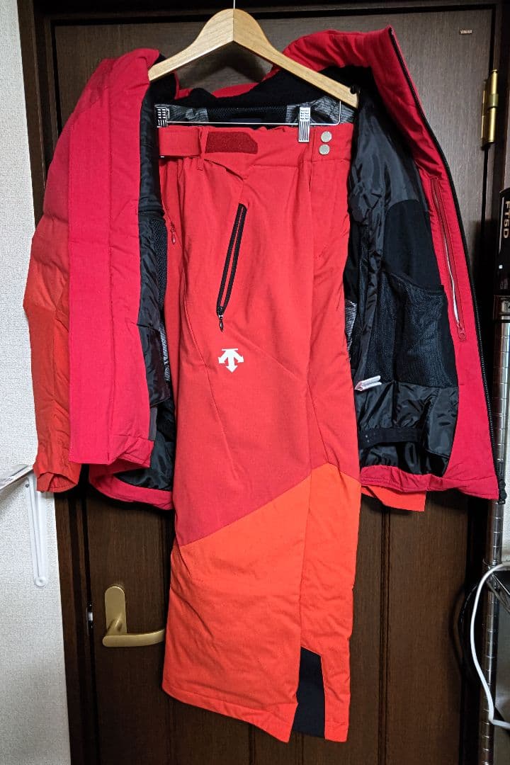 スキーウェア上下セットM表記ですがL相当DESCENTE Swiss SIO