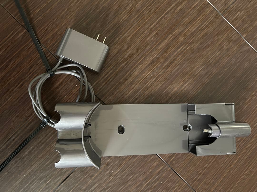 Dyson V8 Slim Fluffy+ 本体と付属品+スタンド　※ジャンク