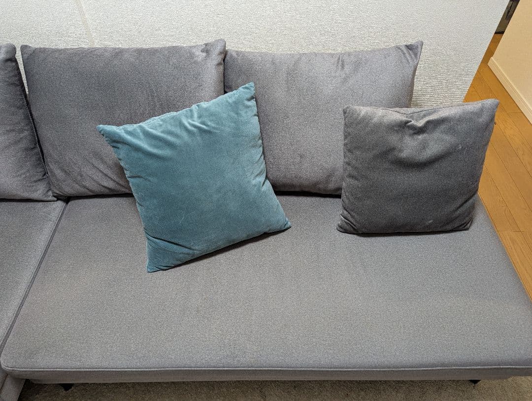 [引き取り限定]グレーのL字型カウチ/ソファとクッション4個