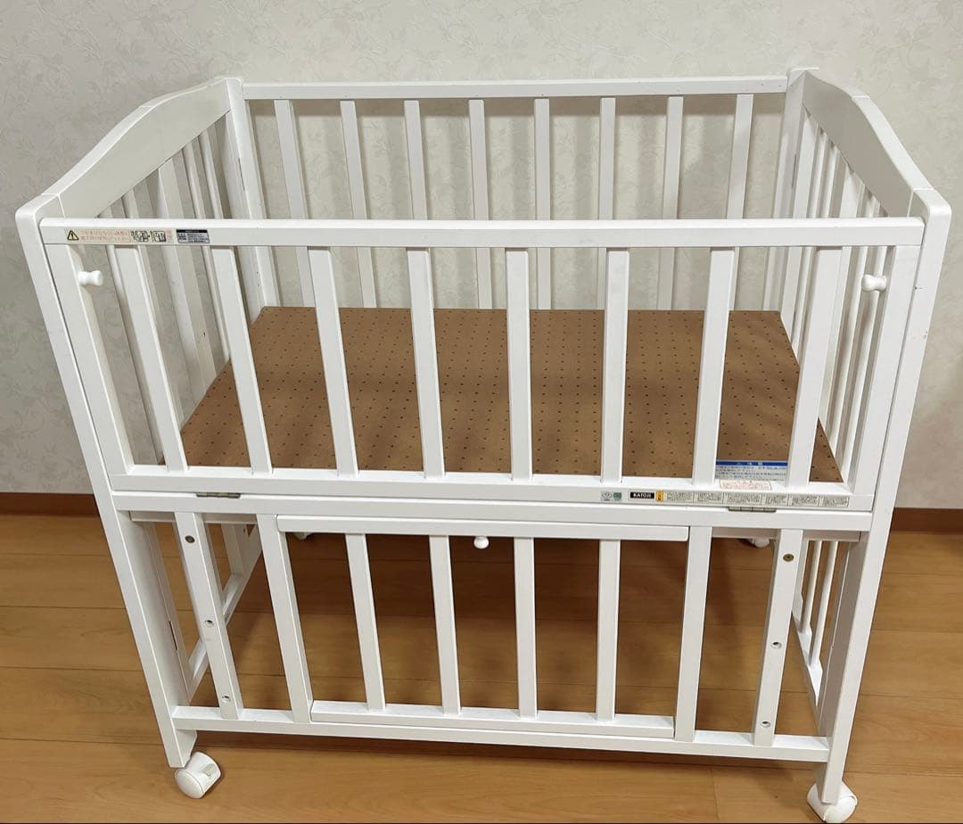 ホワイト木製ベビーベッド キャスター付き
