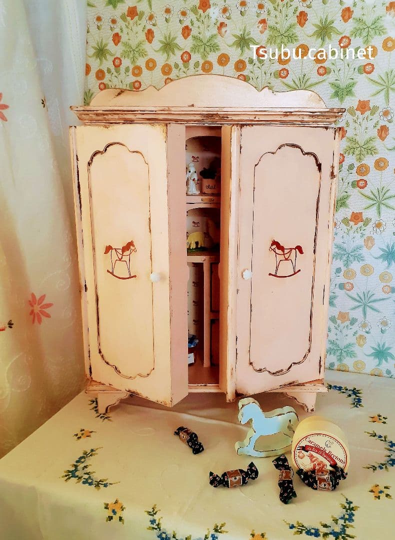 アンティーク・ヴィンテージ調　シャビー　箱扉のドールキャビネット