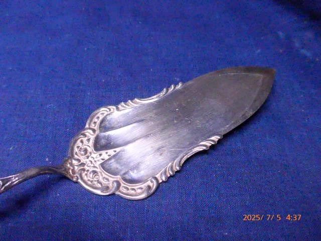 状態の良い銀製品のアンティークな装飾的花柄ケーキサーバー