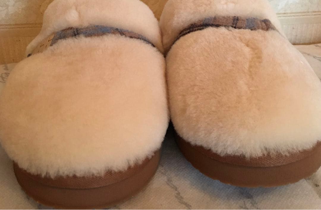 US限定！UGGアグ　スライドサンダル　シープスキン　メタルロゴ　新品