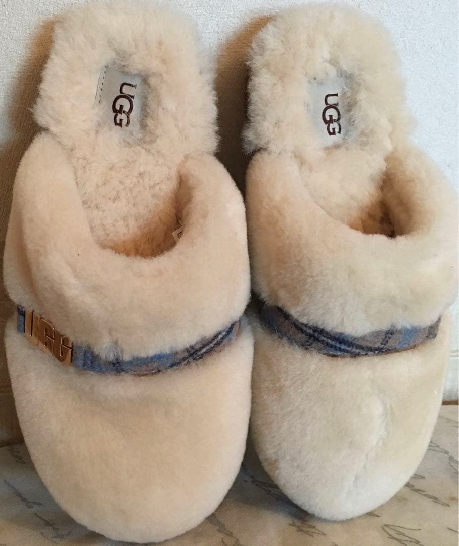 US限定！UGGアグ　スライドサンダル　シープスキン　メタルロゴ　新品