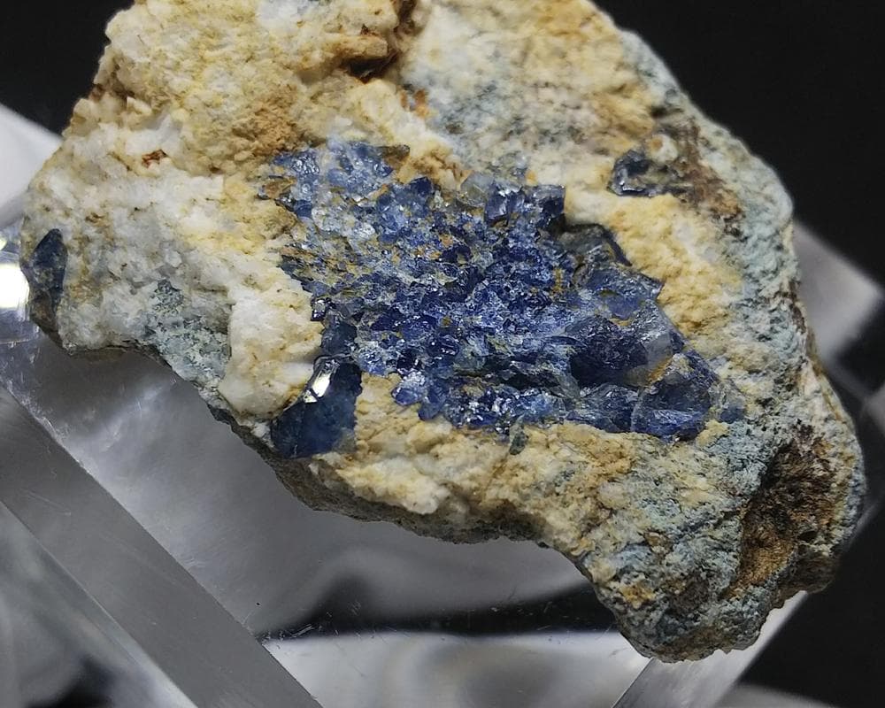 350 ベニトアイト 結晶 原石 母岩付き