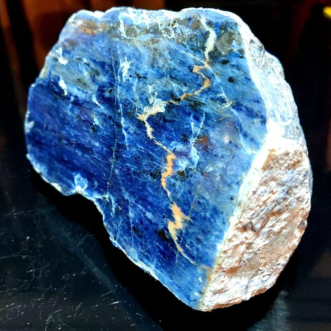 1kg弱の綺麗な巨石！ ソーダライト 原石 1面磨き 519