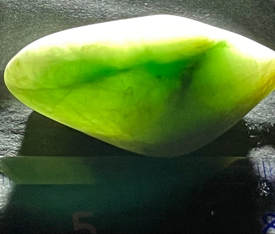 糸魚川産　翡翠原石　天然　鑑賞石　国石 約27g