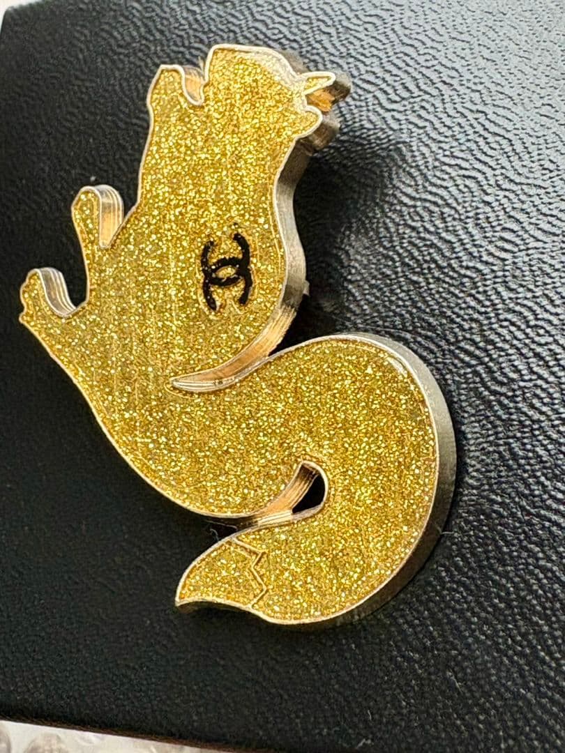 シャネル　リス　ブローチ　ゴールドラメ