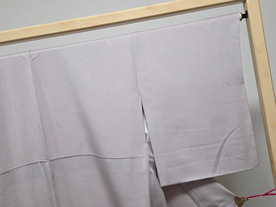 D シンプルデザイン 薄色 菊の地模様 袷 正絹 色無地 着物 K48