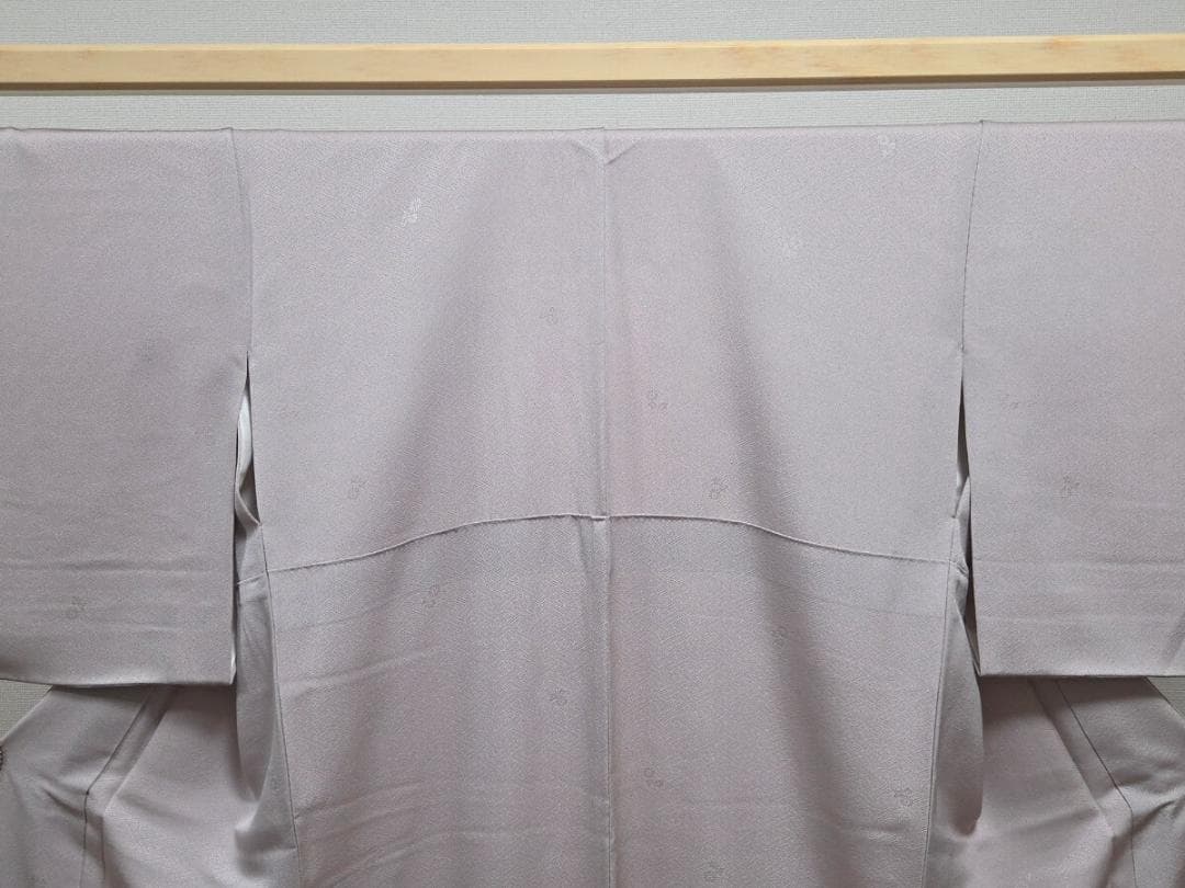 D シンプルデザイン 薄色 菊の地模様 袷 正絹 色無地 着物 K48